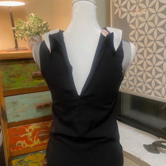 Black Sleeveless Top with Collar - Picture 6 of 7
